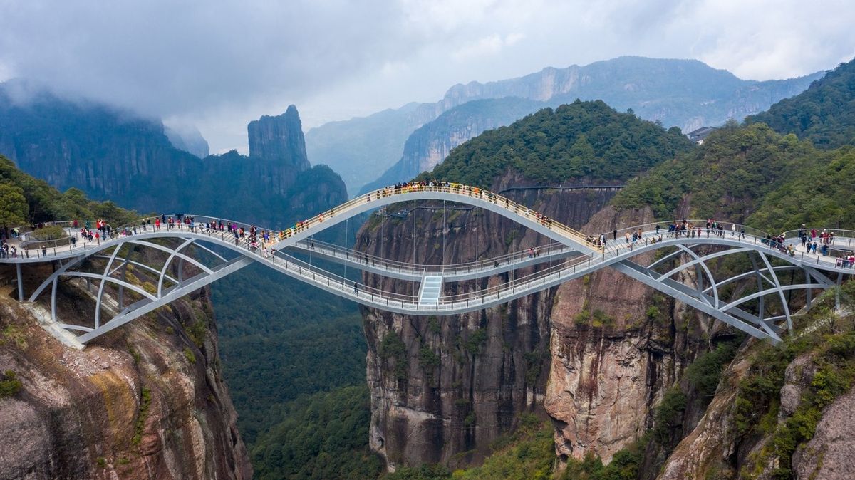 Z dvoupatrového proskleného mostu v Číně se turistům zatočí hlava